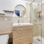 Jolie Maisonnette Avec Terrasse *