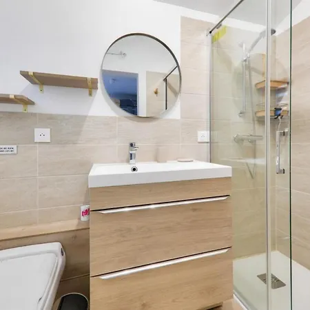 Jolie Maisonnette Avec Terrasse *