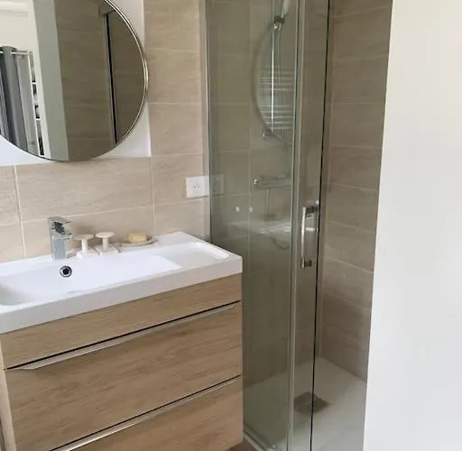 Jolie Maisonnette Avec Terrasse *